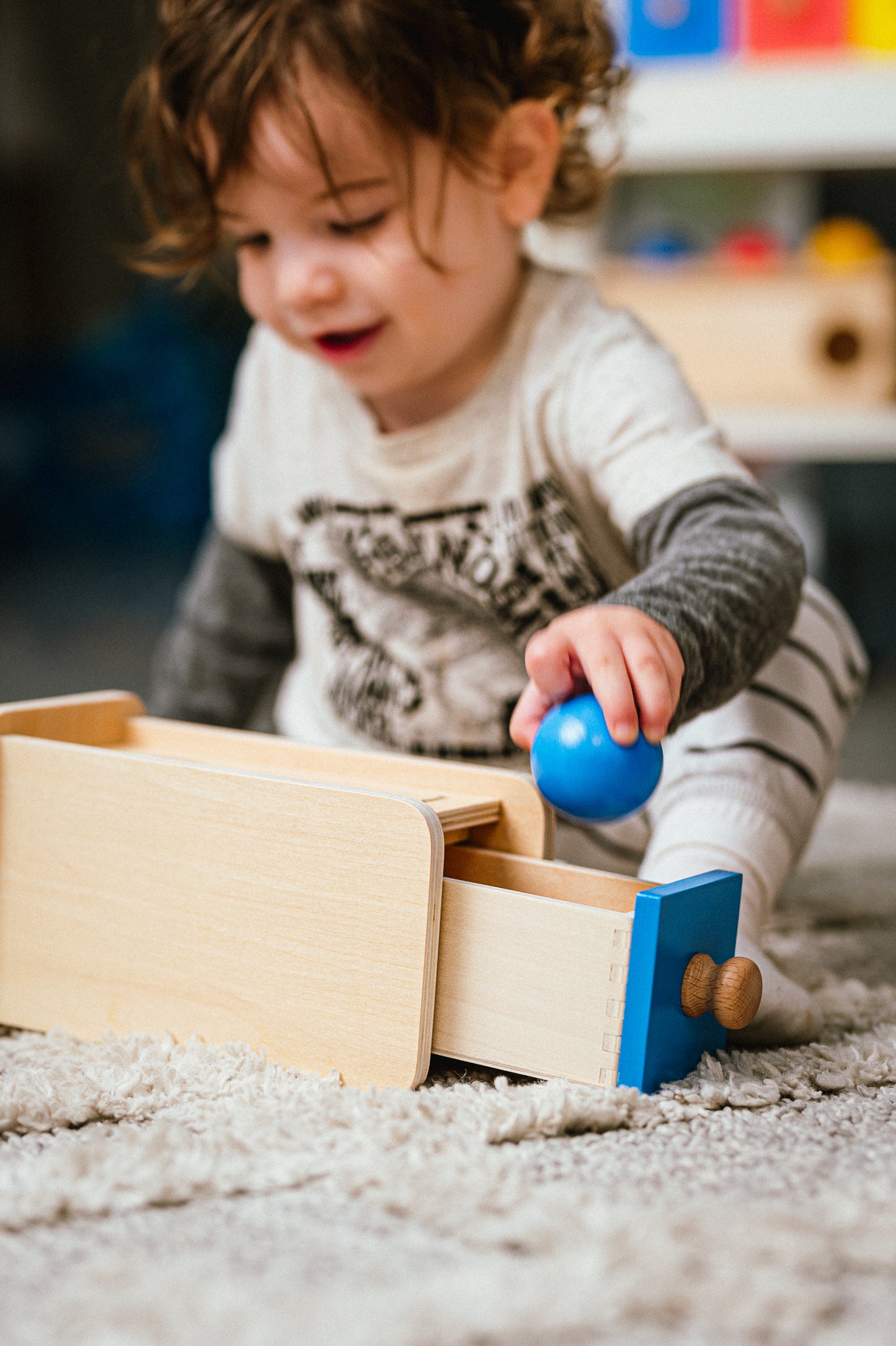 Peekaboo box 2 - השחלת כדור למגירה