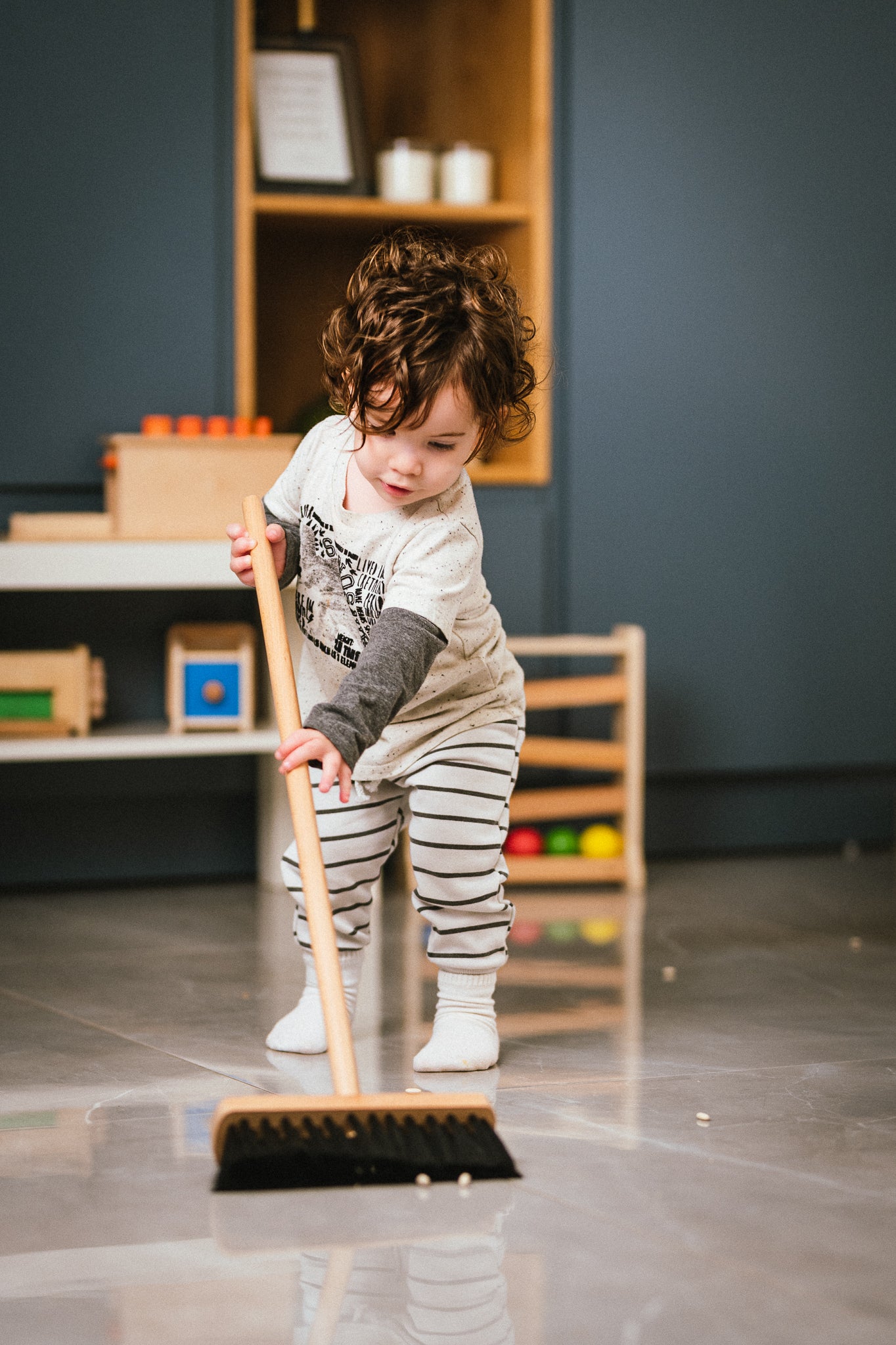 Indoor Broom: Soft Black (49 cm.) - מטאטא לפעוטות החל מעמידה יציבה